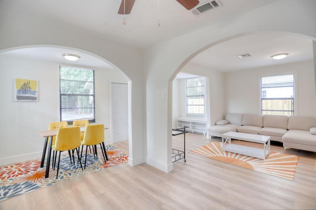 Southwest Coconut Grove House | Stylish, Modern with a splash of Glam! Upscale 4-3 In Historic Coconut Grove
