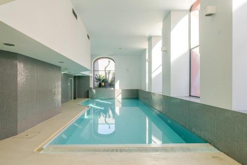 Lordelo do Ouro e Massarelos Apartment | Stylish Open-Plan Flat with Swimming Pool by HostWise