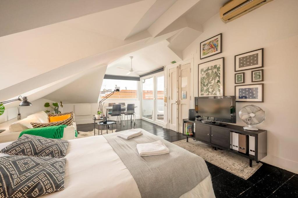 Bairro Alto Apartment | Stylish Penthouse Studio w Terrace by Porta85