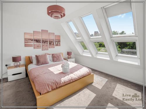Salford House | Stylish Riverside 4BR Home with Hot Tub and Free Parking - Sleeps 8