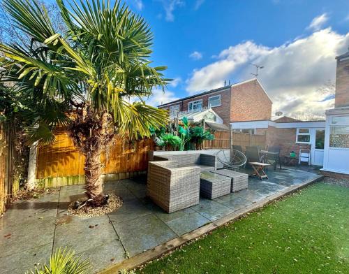 Olton House | Stylish Solihull Home Near NEC JLR & Airport Free Parking & Garden