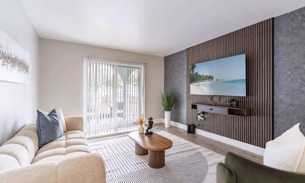 Beach Park Apartment | Stylish South Tampa 2BR | Pool, Gym | Sleeps 5