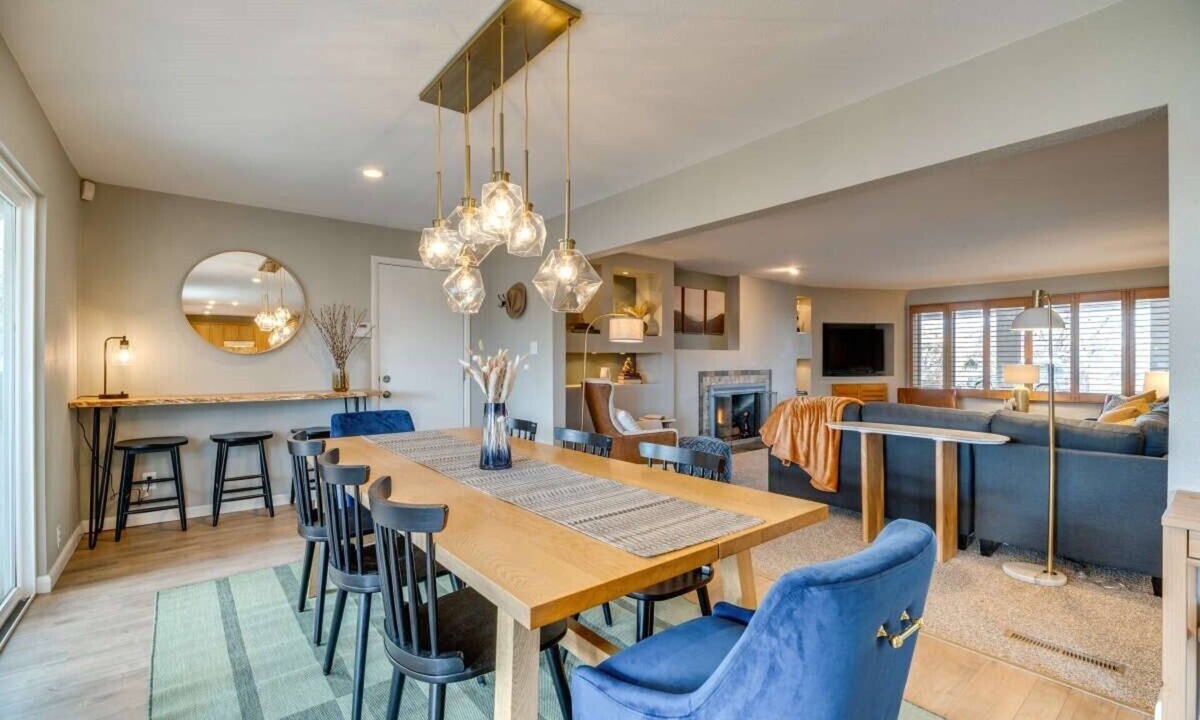 Skyway House | Stylish Spacious Retreat in Skyway - Broadmoor Area w/Mtn Views Park Quiet
