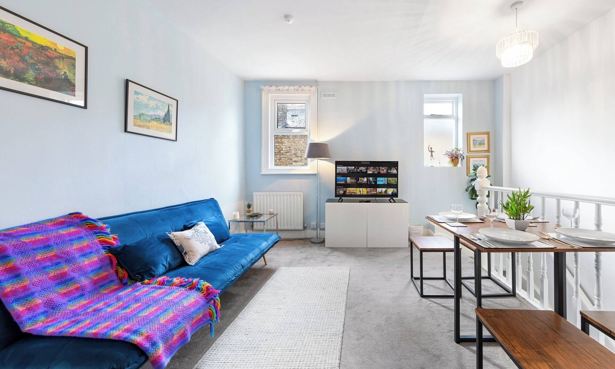 Brondesbury Park Apartment | Stylish Split level 2 bedroom flat in NW London