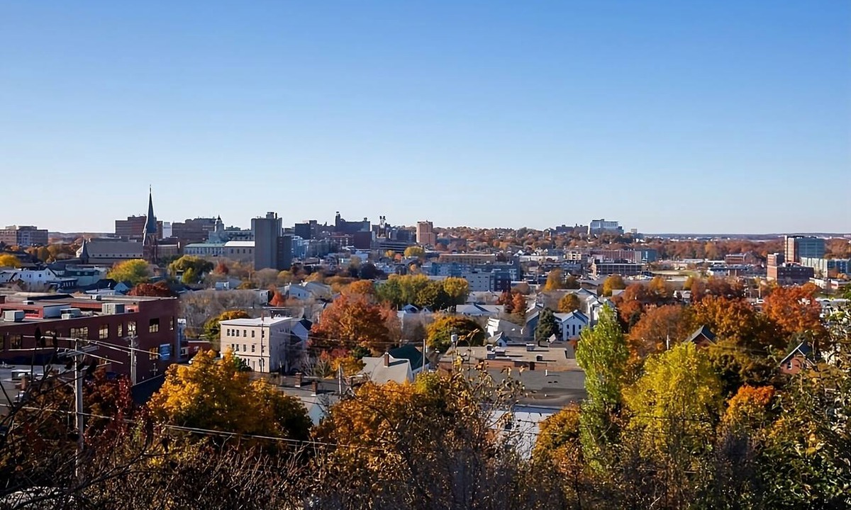 Portland Hotel | Stylish Stay | Savor Seafood & Explore Portland’s History!
