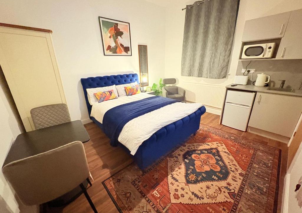 West Bromwich Apartment | Stylish studio 8,Weekly, Monthly stay deals,Parking,Contractors,NHS,Families, Relocators, nr Sandwell hospital