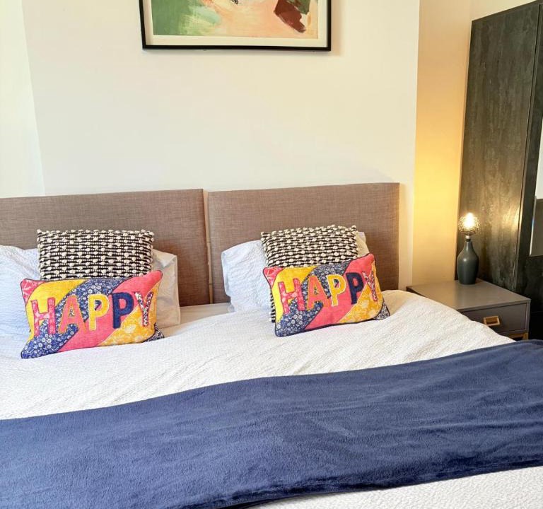 West Bromwich Apartment | Stylish Studio flat 7, Weekly,Monthly stay deals,Parking,Contractors,NHS,Families,Relocators,nr Sandwell hospital