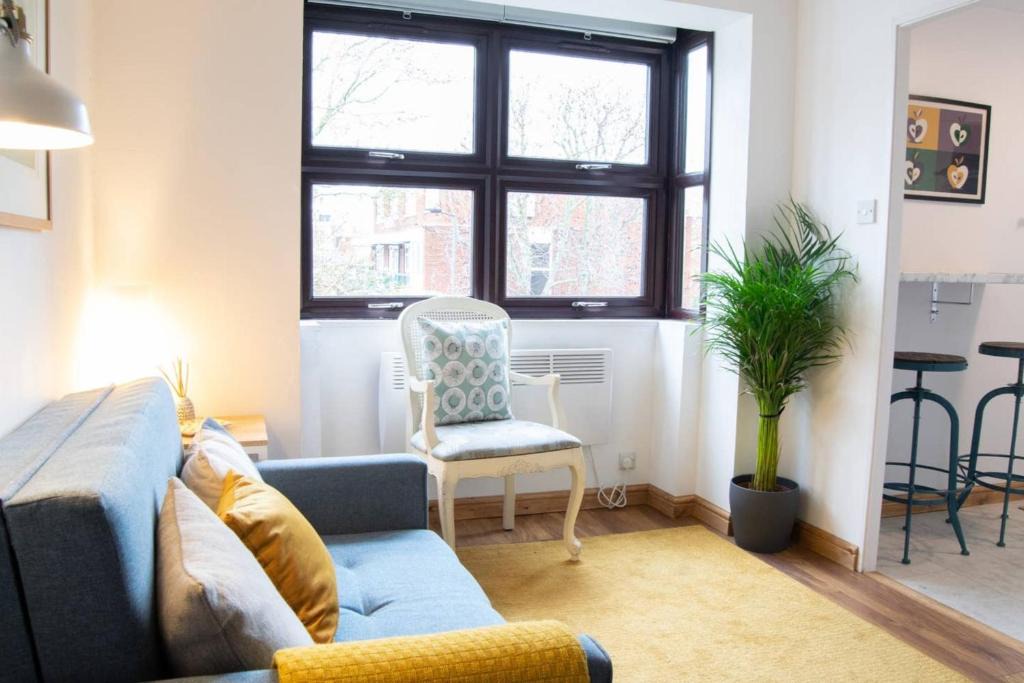 Hammersmith and Fulham Apartment | Stylish Studio Flat in West Kensington