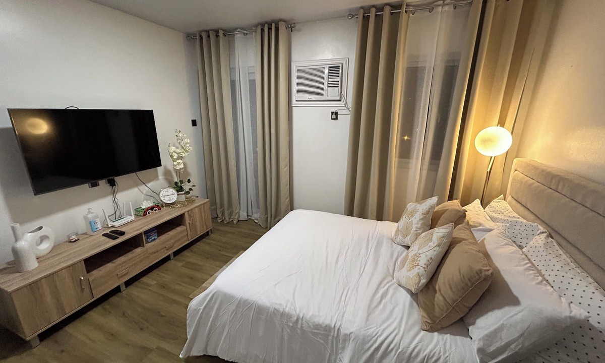 Talisay Condo | Stylish Studio Hideaway, Talisay City, WiFi + AC
