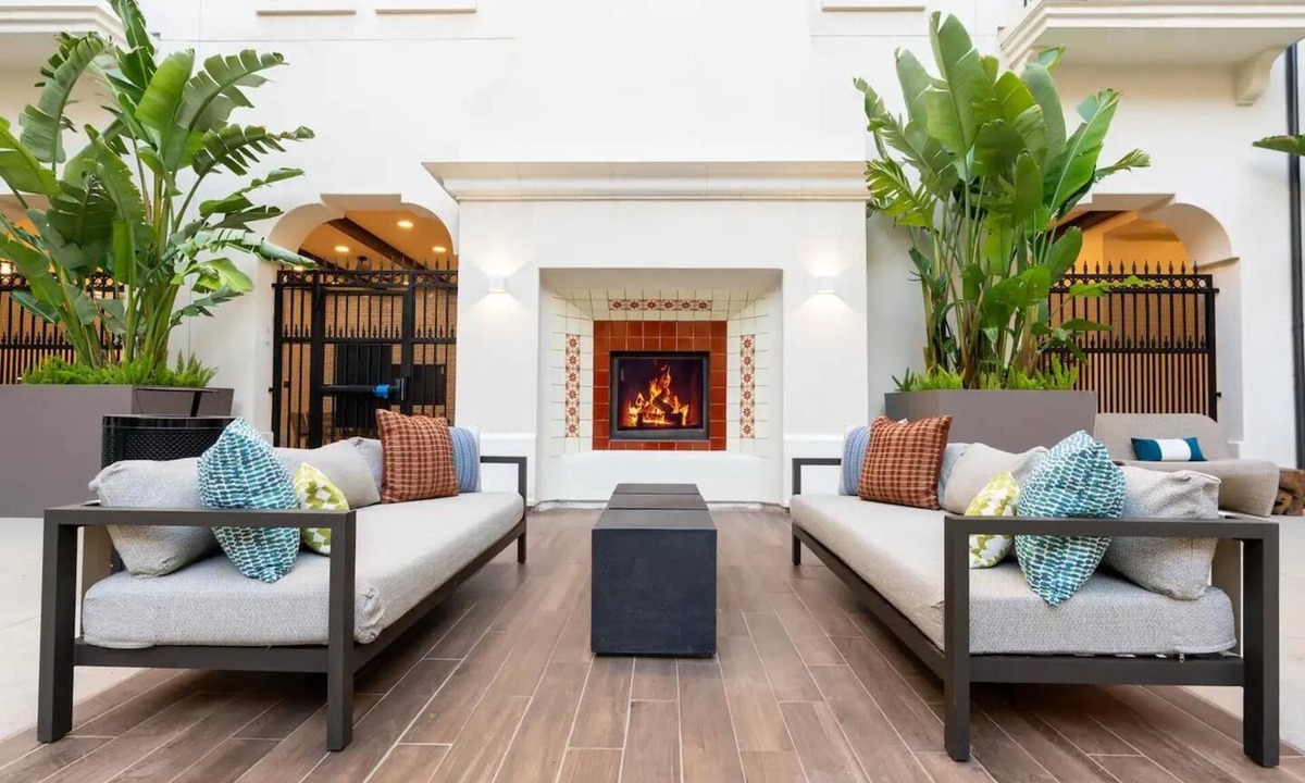 San Bernardino County Apartment | Stylish Studio Retreat｜2 Queens｜Pool, Spa & Lounge Access