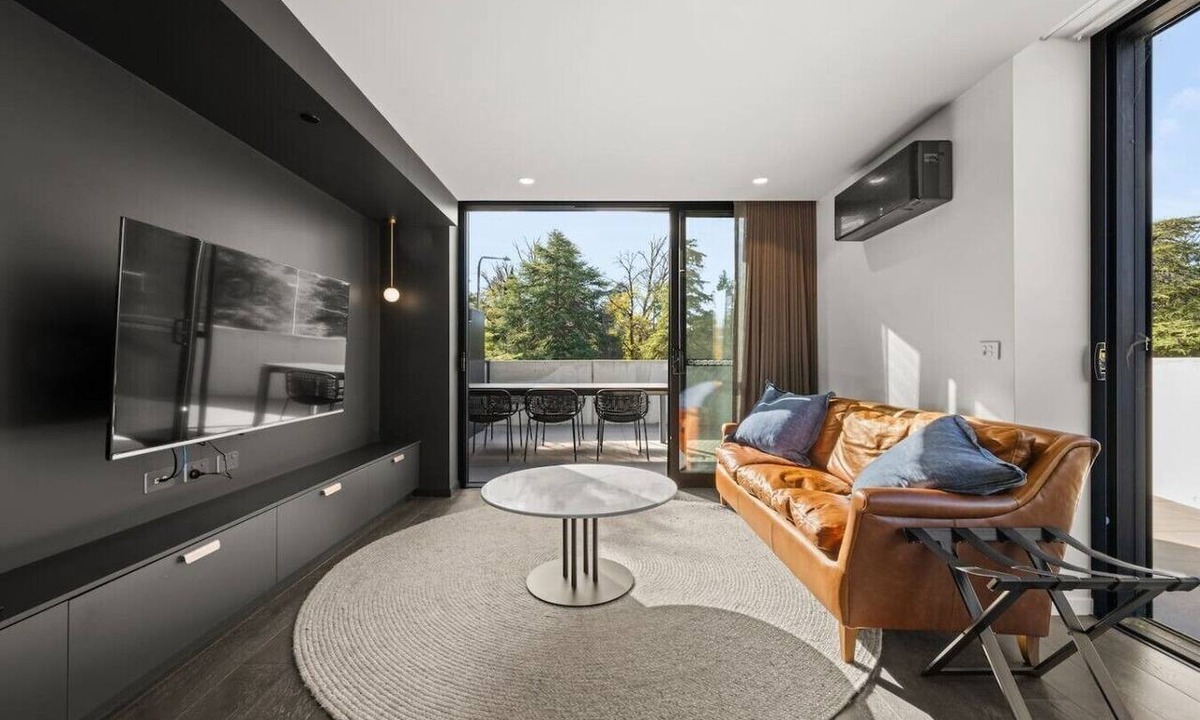 Braddon Apartment | Stylish Studio w/Generous Balcony, AC & Parking!