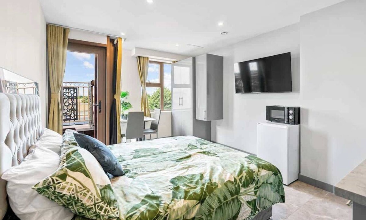 Valentines Apartment | Stylish Studio with Balcony near Ilford Station