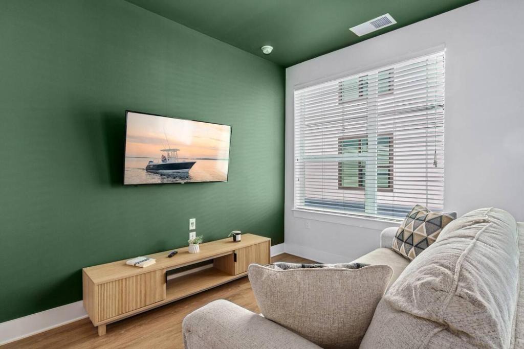 Tampa Apartment | Stylish Studio with One Queen Bed | Raymond James!