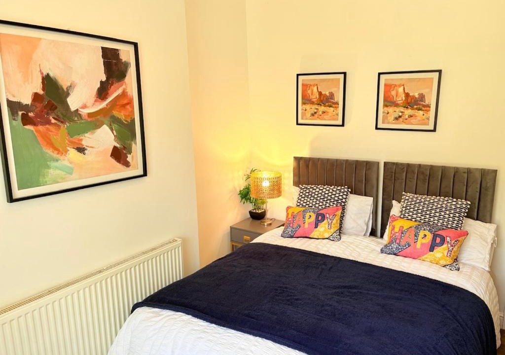 West Bromwich Apartment | Stylish Studio1,Weekly,Monthly Stay deals,Parking,Contractors,NHS, Relocators,nr Sandwell hospital