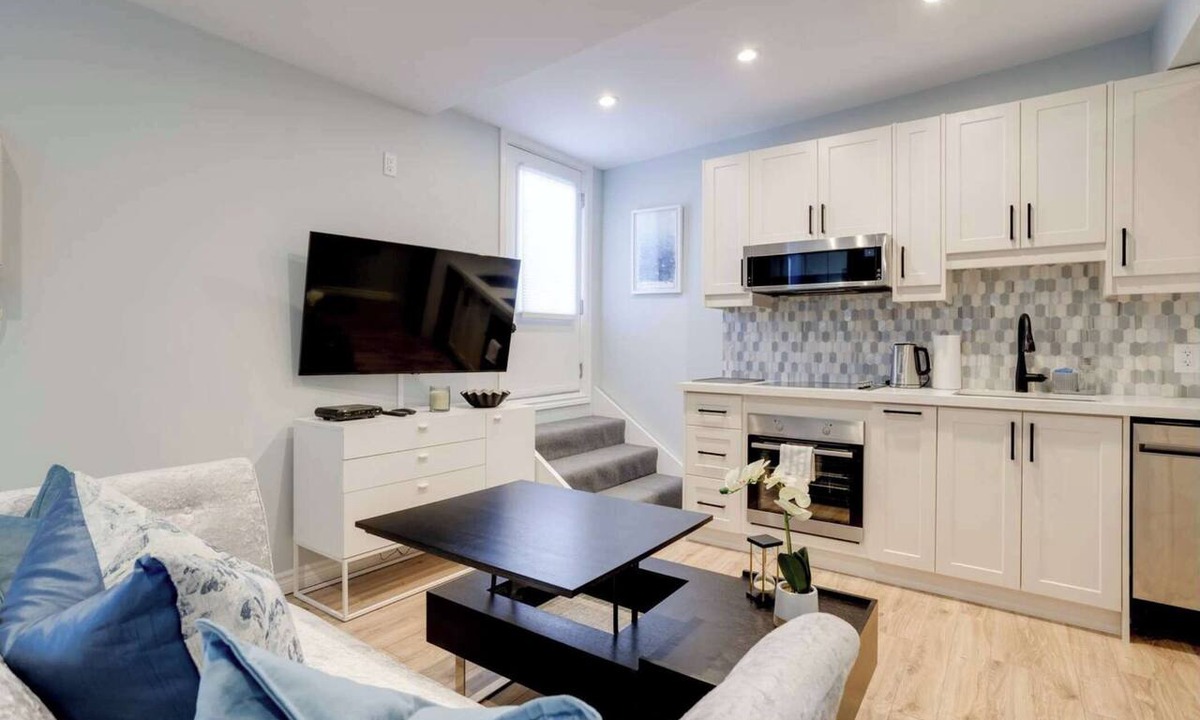 Leslieville Apartment | Stylish Suite with Private Patio - Casa Hotels
