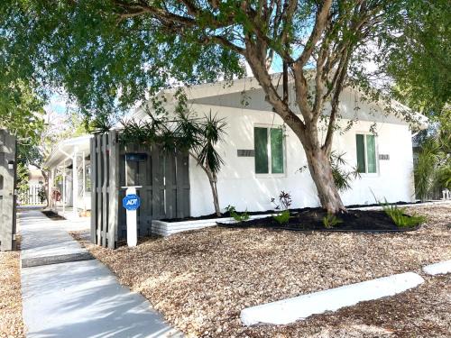 Harbor Village Apartment | Stylish Tropical Key West Home - Private Yard, Free Parking & Laundry