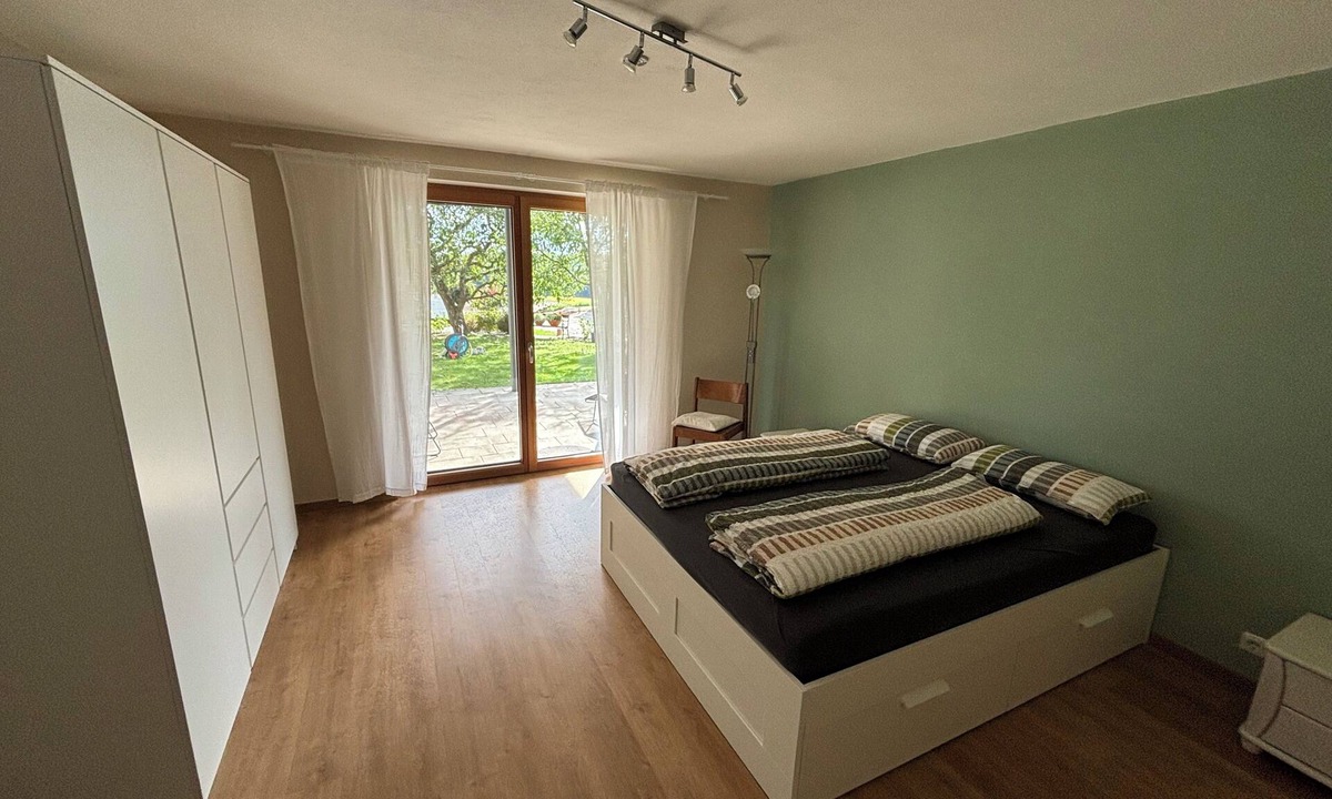 Wackersdorf Apartment | Stylish vacation apartment (110sqm) with terrace and beautiful garden