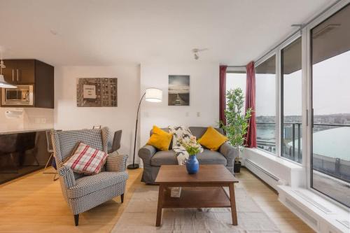 Crosstown House | Stylish Vancouver Condo with City Views