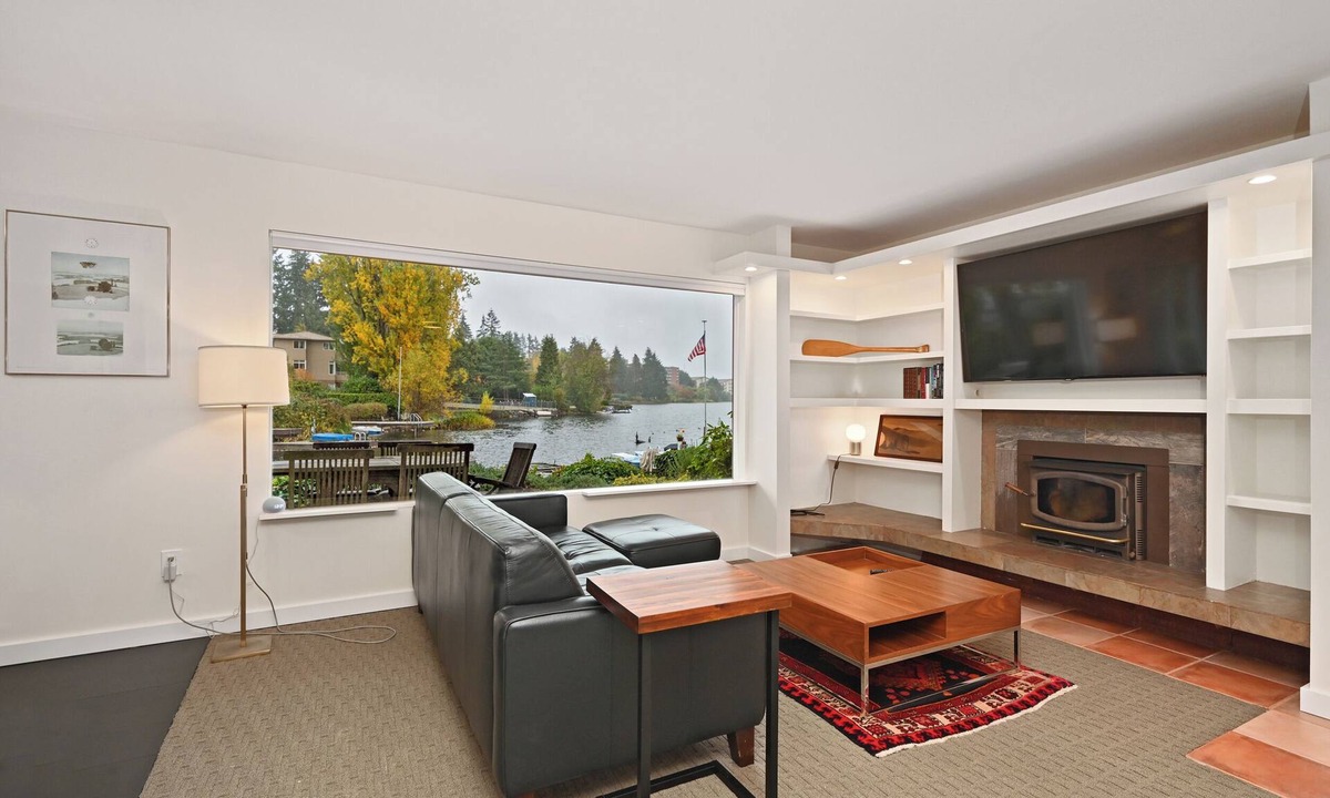 Bitter Lake Condo | Stylish Waterfront Retreat