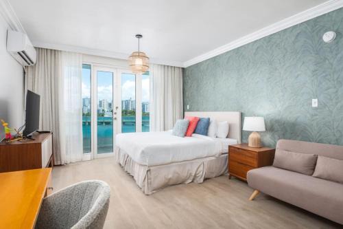 Puerta de Tierra Apartment | Stylish Waterfront Studio in Condado Lagoon with Pool and Hot Tub