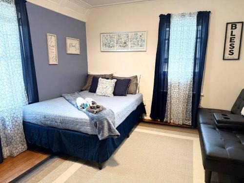 Eastside House | SU Dome and Downtown Room with Shared Common Spaces