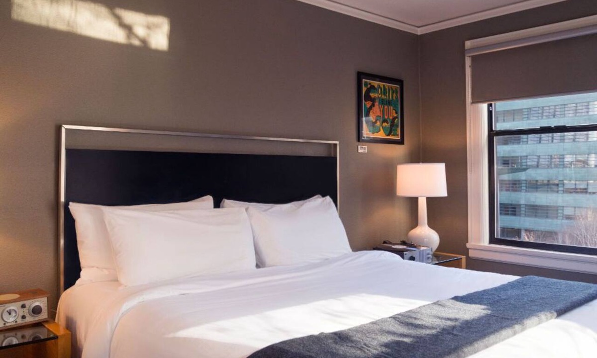 Downtown Seattle Hotel | Sub Pop King | Vinyl Collection & City Views