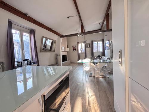 Quartier Sainte-Marguerite Apartment | Sublime appartement refait à neuf en dernier étage baigné de lumière avec une très belle hauteur sous plafond 2 chambres en plein centre de Paris