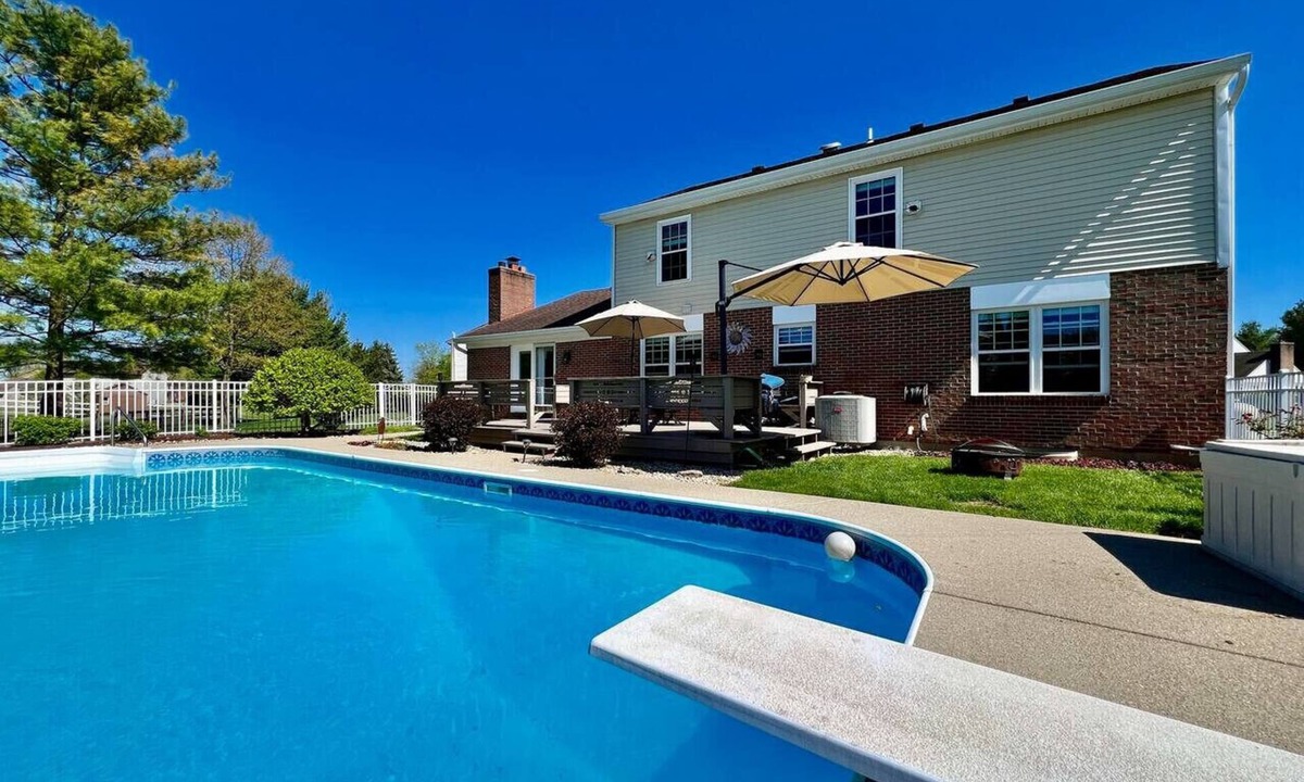 Lindenwald Villa | Suburban paradise in Liberty TWP