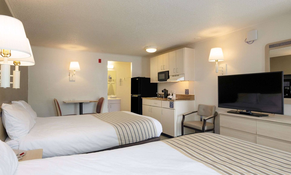 Mentor Hotel | Suburban Studios Mentor - Cleveland Northeast
