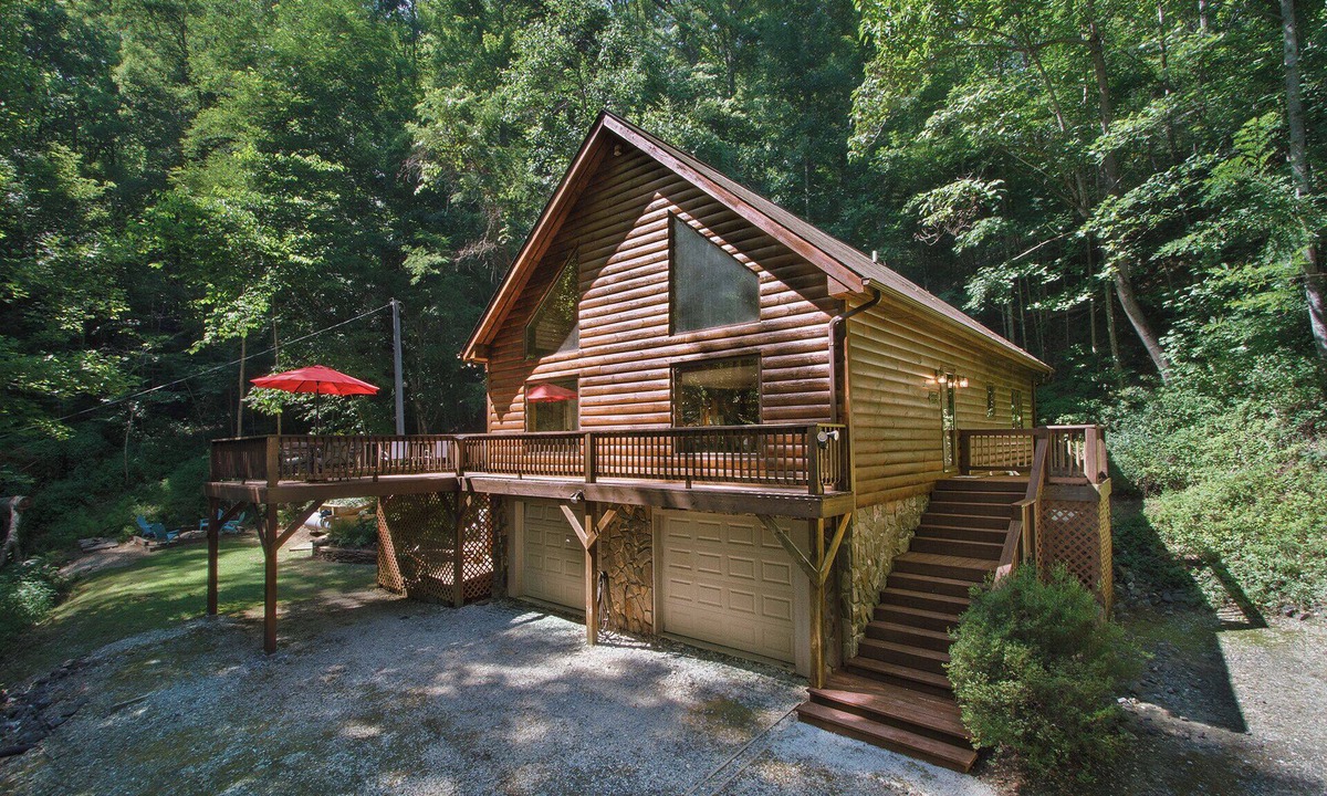 Bryson City Cabin | Sugar Tree with fully fenced in yard!