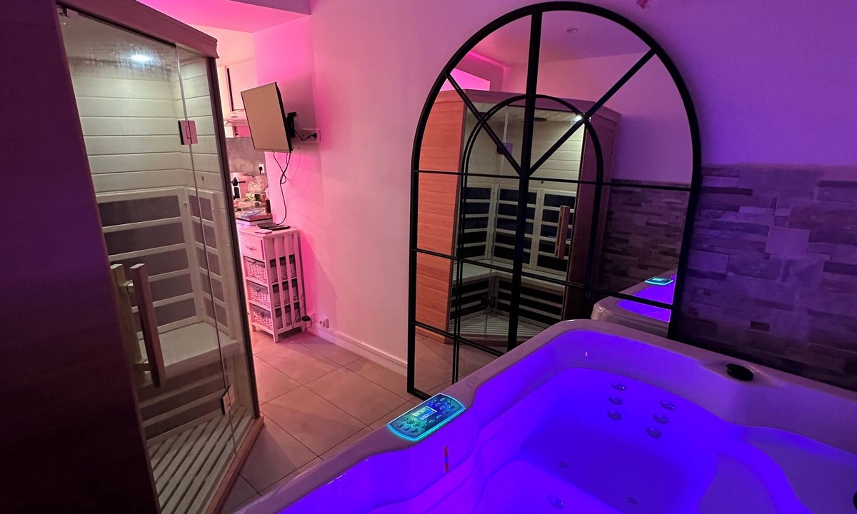 Esbly House | Suite 110 : Jacuzzi & Sauna Privatisé Avec Suite