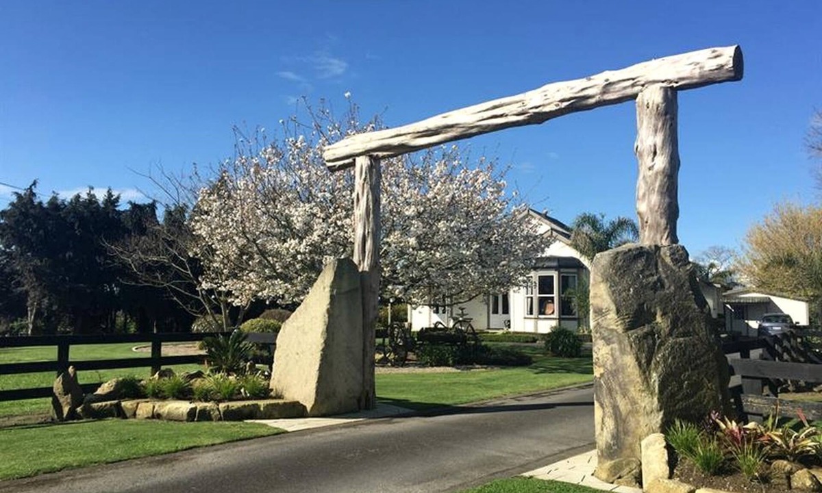 Leamington Cabin | Suite Accommodation with Garden Views near Waikato River in New Zealand