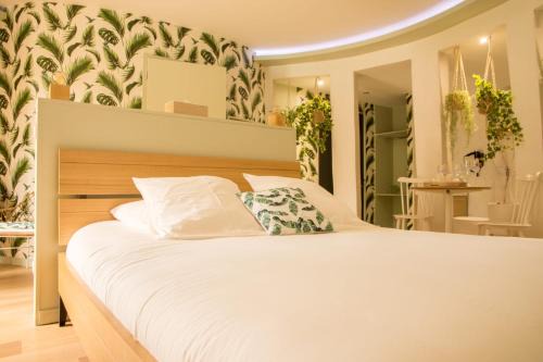 Trevoux Bed & Breakfast | Suite atypique, jacuzzi & Piscine 1