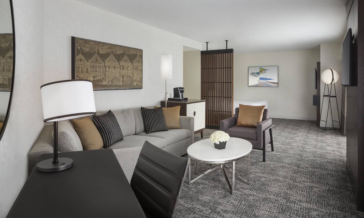 Financial District Hotel | Suite + Connecting Room at a 4⭐️ Hotel