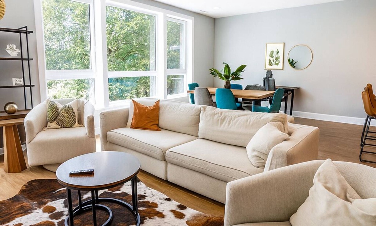 West Loop Gate Condo | Suite Dreams Designer Style Central Sleeps 6