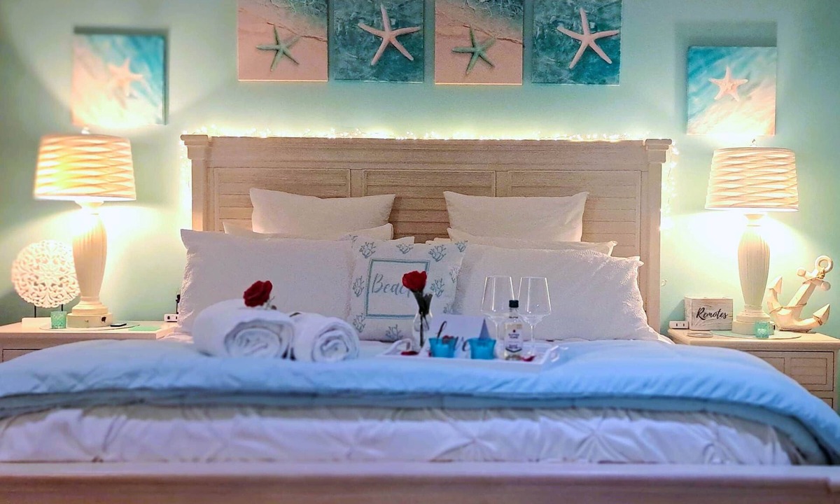 Emerald Isle Apartment | Suite Escape: King Suite Near Beach, Golf Cart, Hot Tub