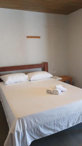 Ponta do Anel Apartment | Suite Lua - Quarto e Banheiro com Ar Condicionado no Macapa Paradise
