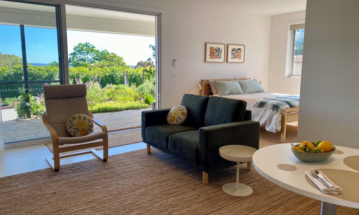 Milton Apartment | Suite Milton - Quiet stylish studio in the heart of town, ideal couples getaway.