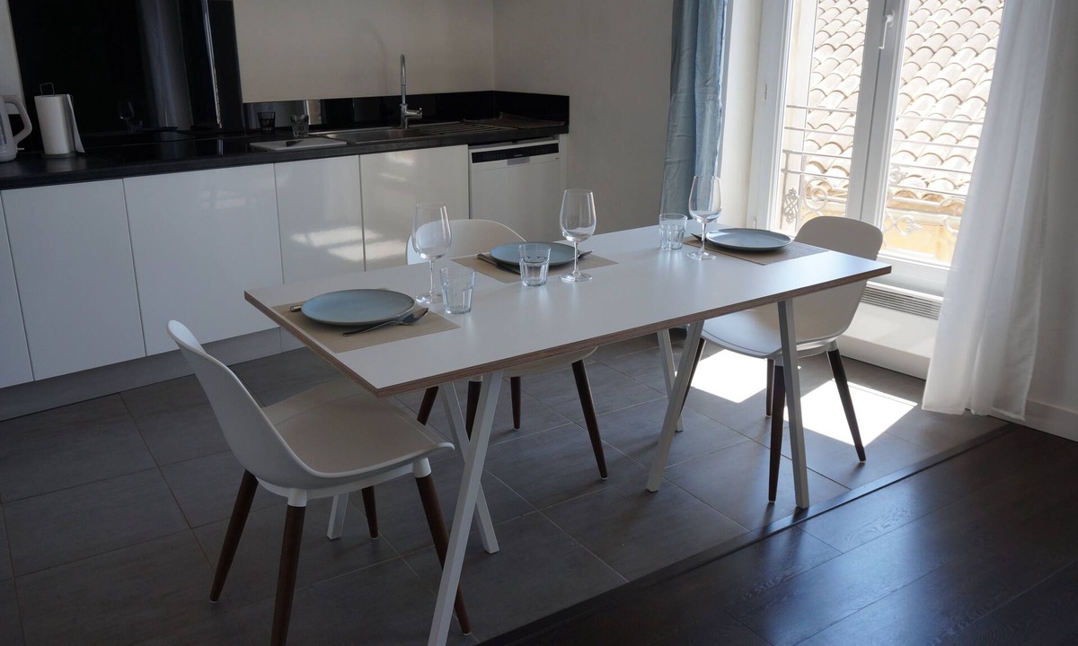 Salon-de-Provence Apartment | Suite Privilège XL with Parking