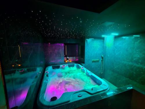 La Mure House | Suite romantique avec jaccuzzi - proche des lacs - La secrète room