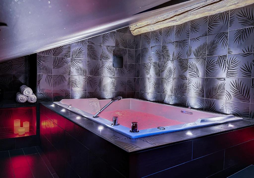 Saint-Etienne Apartment | Suite Rouge baiser avec Jacuzzi privatif - LoveRoom Insolite