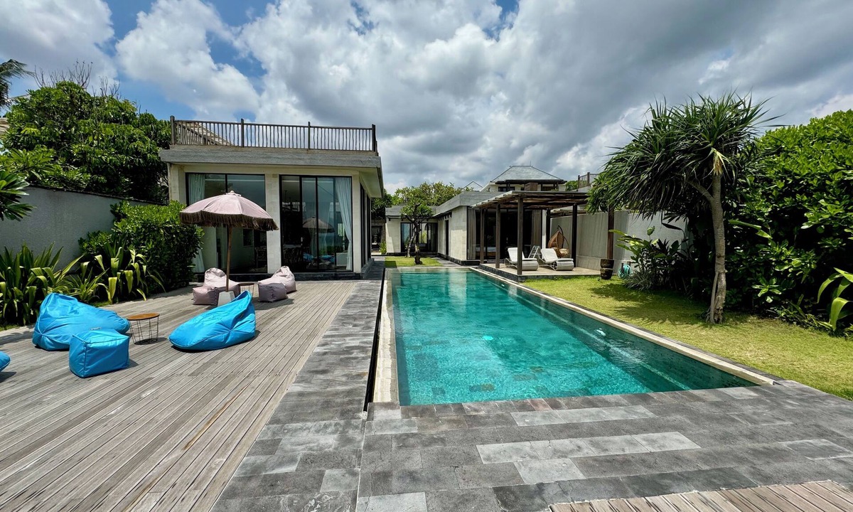 Purwakerti Villa | Sukawati Beachfront 3 BDR Villa Private Pool Equipped Kitchen Free Wifi (Nakula)