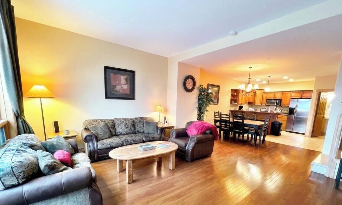 East Kootenay Condo | SullivanStone #18 - Central Air Conditioning - Private Hot Tub - Ski-in/Ski-out - Full Kitchen - Heated Garage - Baby Gear Available for Free.