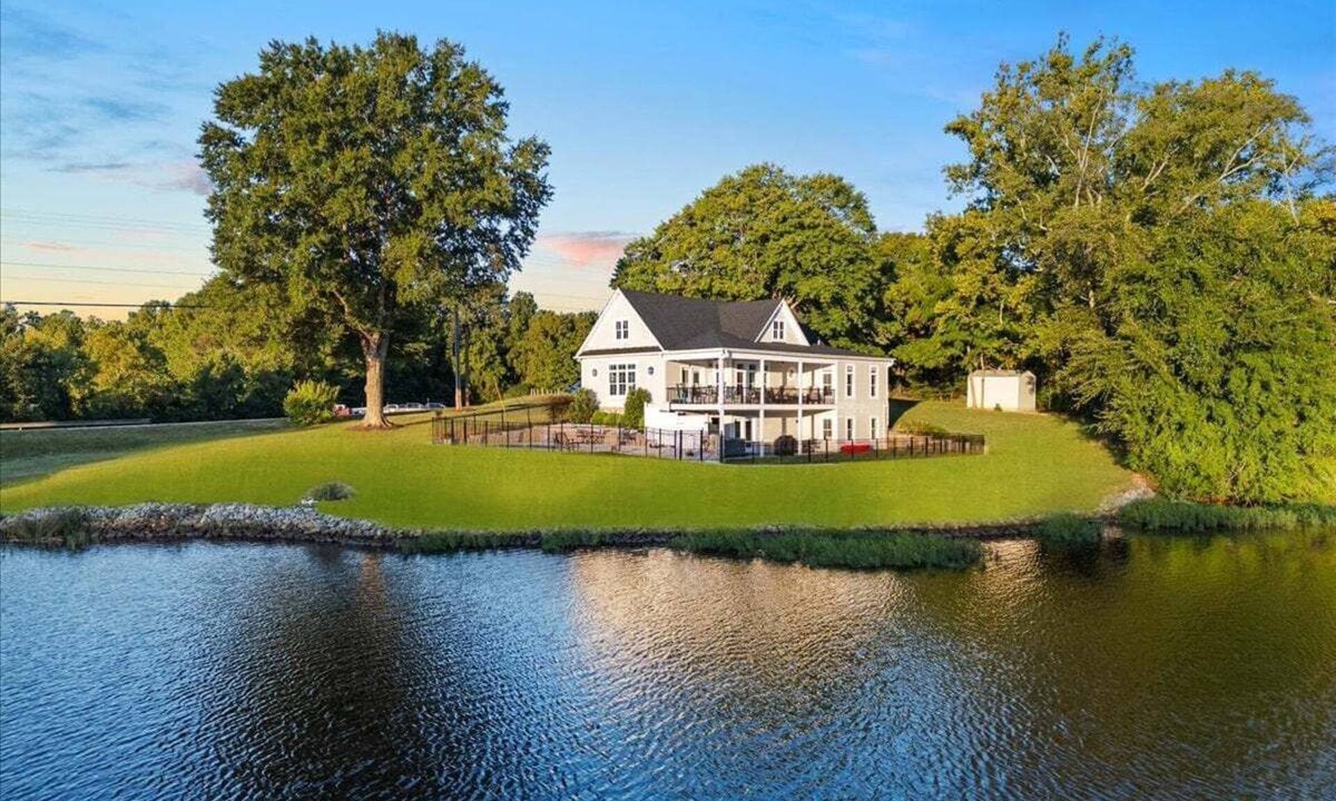 Bracey House | Summer Breeze|Heated Pool|Hot Tub!