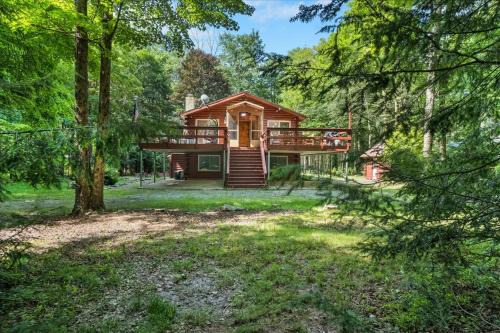 Blakeslee House | Summer Chalet I EV Charger Sauna I Hot Tub I Movie Room & Firepit I PET Friendly