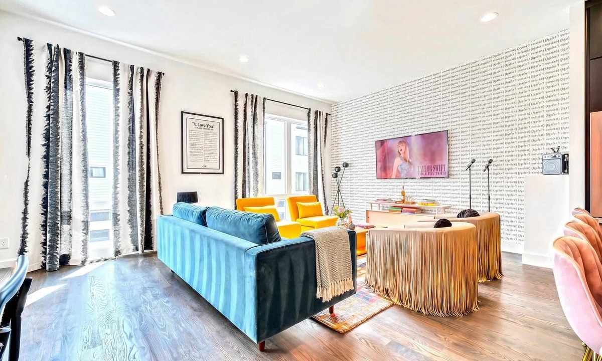 Katie Hill Neighborhood House | Summer double rooftops, hot tubs, movie theaters, near Broadway & Nissan Stadium