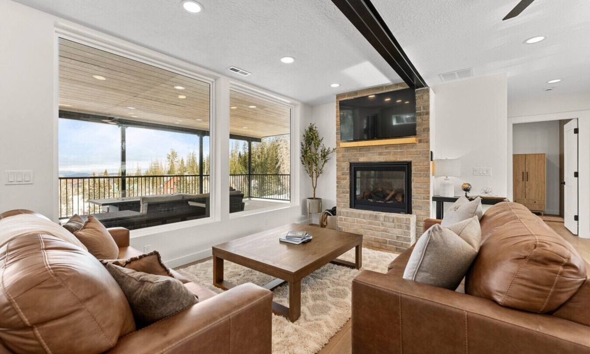 Brian Head House | Summer Getaway | Pool Table, Foosball & Views