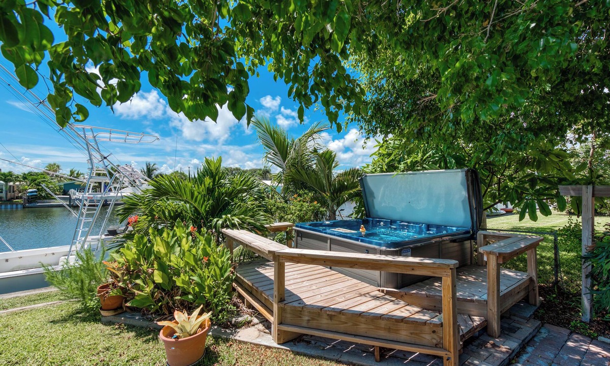 Cocoa Isles House | Summer Kick Off Discount-Paddle Boards included-Pool Table-Fish of the Dock