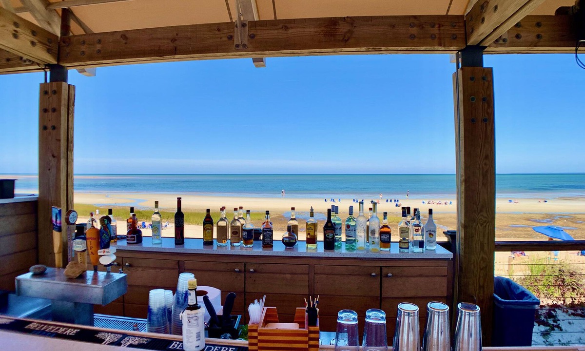 Brewster House | Summer on the Brewster flats is beyond compare—book your summer vacay now!