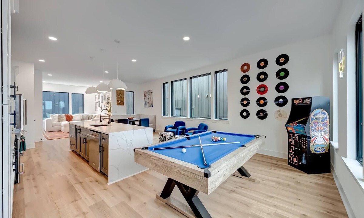 Hurwood Heights House | Summer rooftops, hot tubs, game rooms, sauna near Broadway & Geodis Park